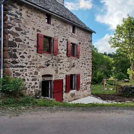 Lou Cantou Des Randonneurs Neussargues en Pinatelle
